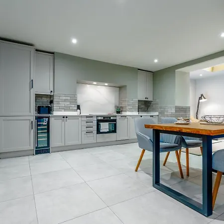 Stylish Stokes Croft Apartment, Private Hot Tub Bristol
