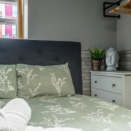 Stylish Stokes Croft Apartment, Private Hot Tub * Bristol