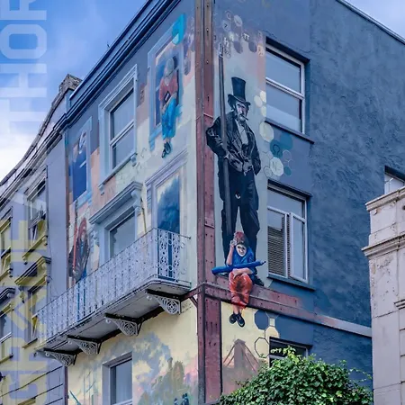 Stylish Stokes Croft Apartment, Private Hot Tub Bristol