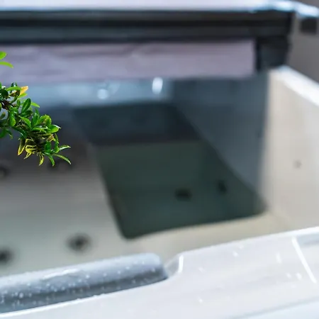 Artistic Flat W/ Hot Tub & Family Comforts بريستول