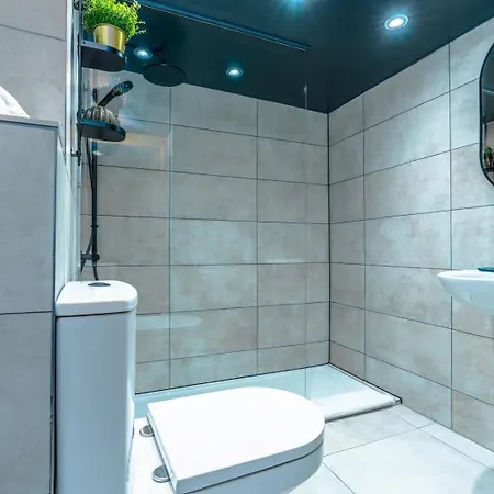 Artistic Flat W/ Hot Tub & Family Comforts Apartment