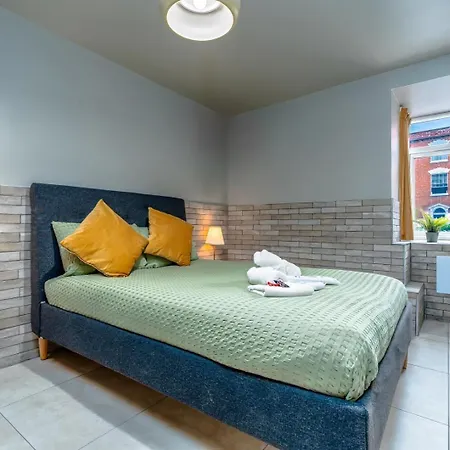 Apartment Artistic Flat W/ Hot Tub & Family Comforts *