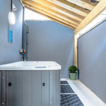 Hot Tub Center Flat With Ac, Art And More!