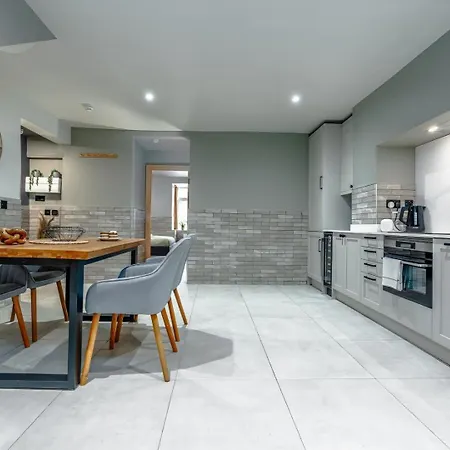 Stylish Stokes Croft Apartment, Private Hot Tub * ブリストル