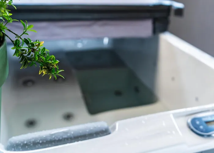 Stylish Stokes Croft Apartment, Private Hot Tub Бристоль