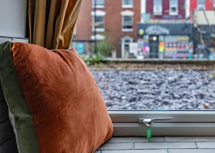 Stylish Stokes Croft Apartment, Private Hot Tub Бристоль