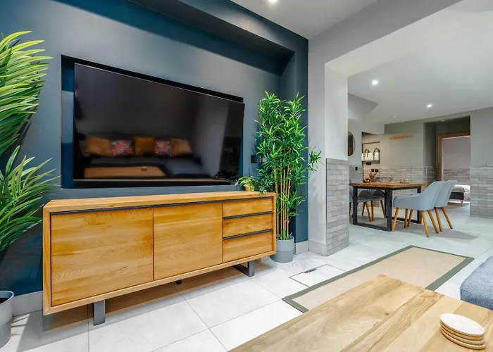 Stylish Stokes Croft Apartment, Private Hot Tub * Bristol