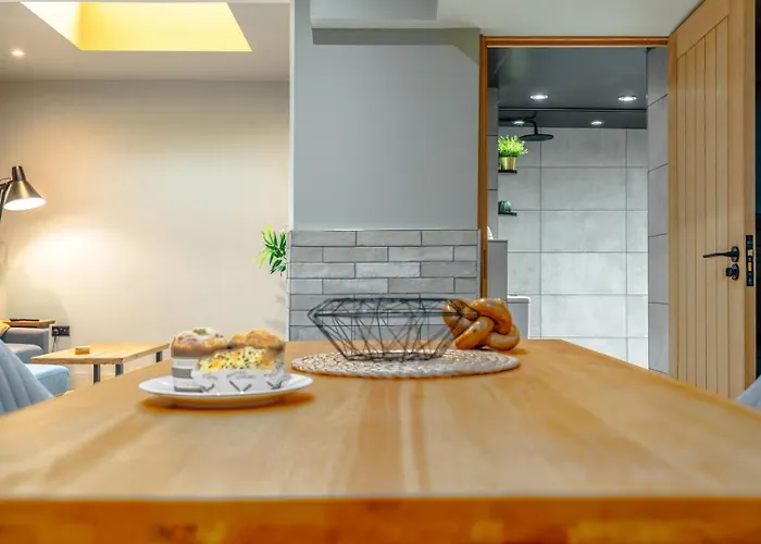 Апартаменты Stylish Stokes Croft Apartment, Private Hot Tub *