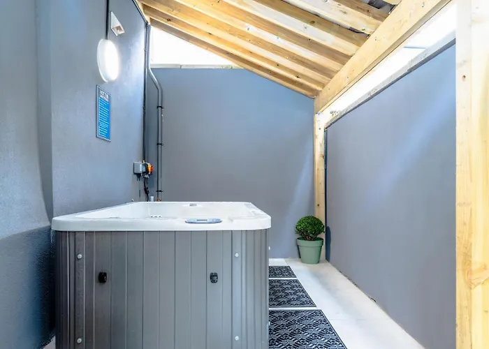 Stylish Stokes Croft Apartment, Private Hot Tub