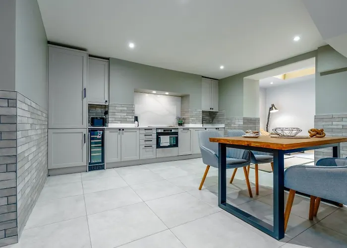 Stylish Stokes Croft Apartment, Private Hot Tub Бристоль