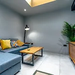 Stylish Stokes Croft Apartment, Private Hot Tub شقة *