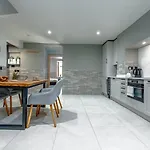 Stylish Stokes Croft Apartment, Private Hot Tub * بريستول