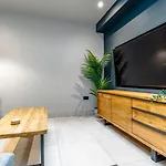 Stylish Stokes Croft Apartment, Private Hot Tub شقة *