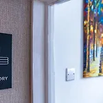 Stylish Stokes Croft Apartment, Private Hot Tub *