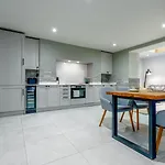 Stylish Stokes Croft Apartment, Private Hot Tub Bristol