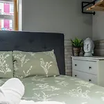 Stylish Stokes Croft Apartment, Private Hot Tub * Bristol