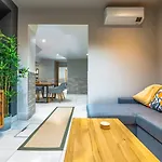 Stylish Stokes Croft Apartment, Private Hot Tub *