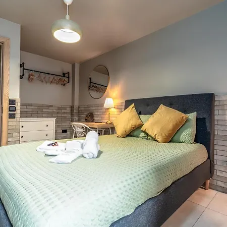 Daire Stylish Stokes Croft Apartment, Private Hot Tub Bristol