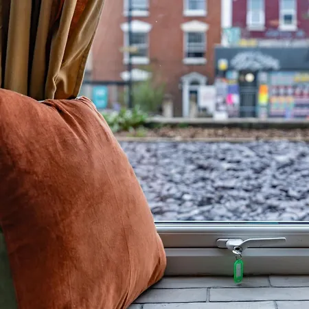 Stylish Stokes Croft Apartment, Private Hot Tub Bristol
