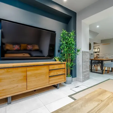 Stylish Stokes Croft Apartment, Private Hot Tub * بريستول