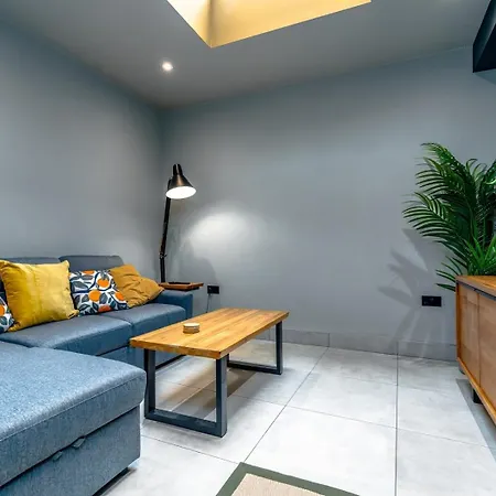 Stylish Stokes Croft Apartment, Private Hot Tub Daire *