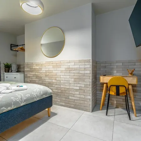 With Hot Tub, Art And More! Apartment