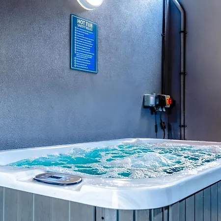 Apartment With Hot Tub, Art And More! Bristol