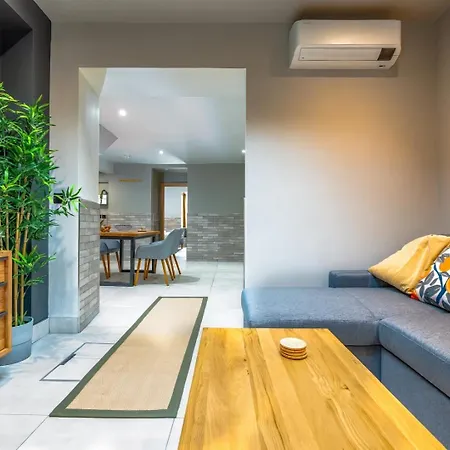 Artistic Flat W/ Hot Tub & Family Comforts *