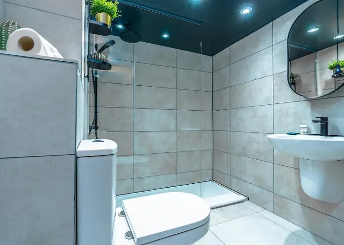 Stylish Stokes Croft Apartment, Private Hot Tub Apartment