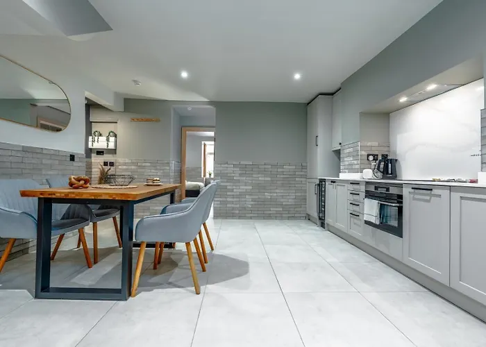 Stylish Stokes Croft Apartment, Private Hot Tub * Bristol